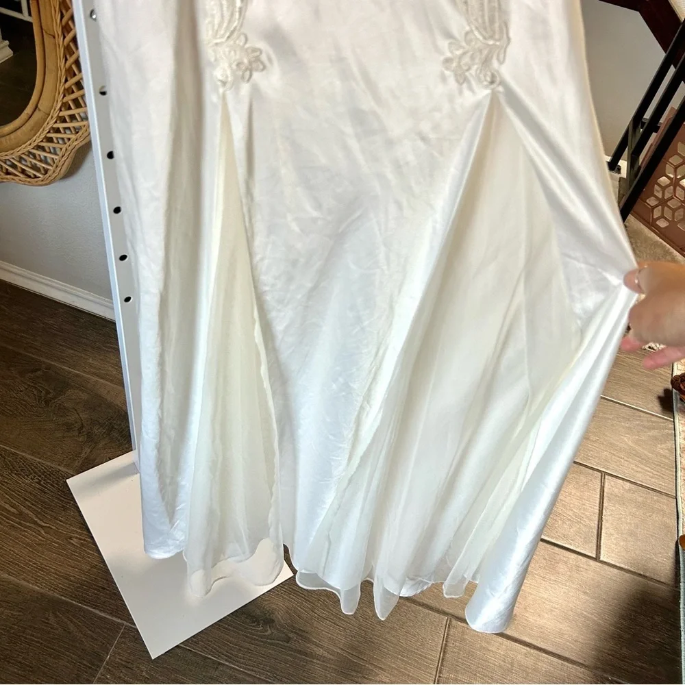 Victoria’s Secret / White Floral Appliqué Mesh Lingerie Nightgown Slip